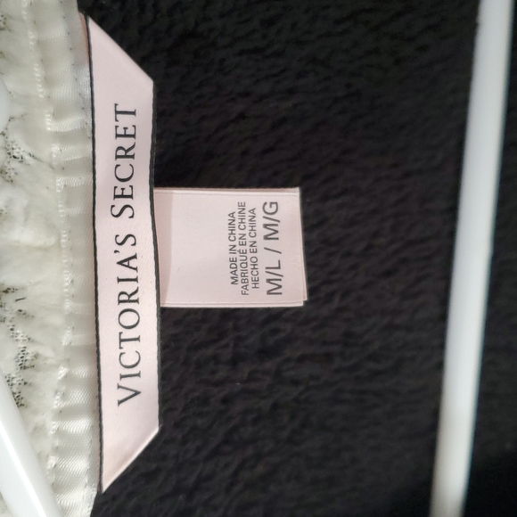 VS Robe - Picture 2 of 2